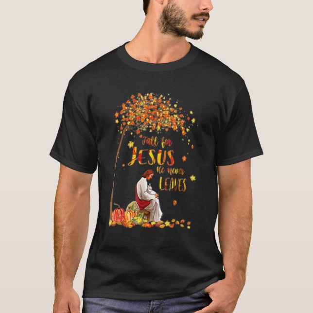 Camiseta Fall For Jesus He Never Leaves God Christian Autum (Frente)