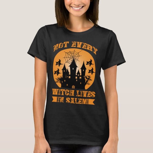 Camiseta Fall Halloween Not Every Witch Lives In Salem Haun (Frente)