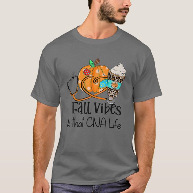 Camiseta Fall Vibes And That CNA Nurse Life Nurse Fall Than (Frente)