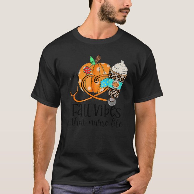 Camiseta Fall Vibes And That Nurse Life  Pumpkin Spice Nurs (Frente)