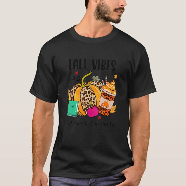 Camiseta Fall Vibes & Aquele Professor Pré-Escolar Vida Leo (Frente)