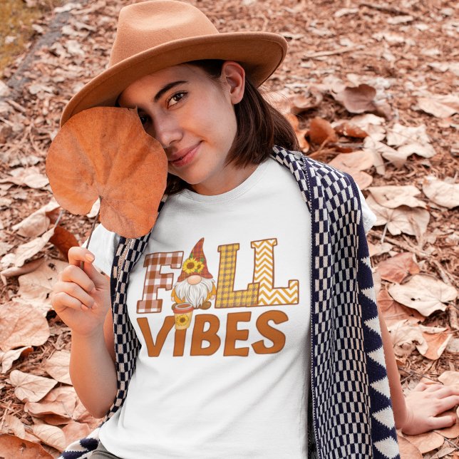 Camiseta Fall Vibes Cute Autumn Gnome (Criador carregado)