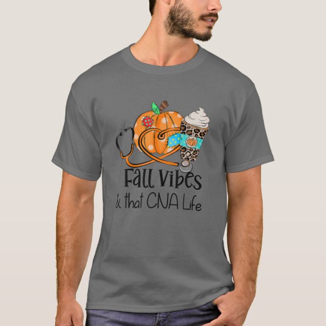 Camiseta Fall Vibes E Aquela Enfermeira Da CNA Cai Graças A (Frente)
