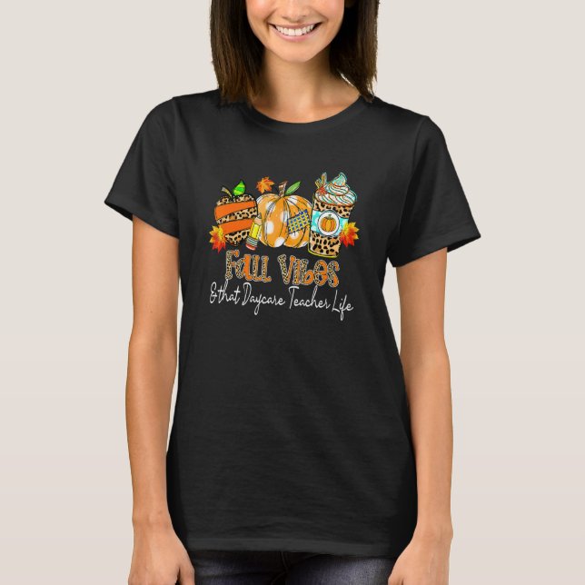 Camiseta Fall Vibes & That Daycare Teacher Life Apple Penci (Frente)