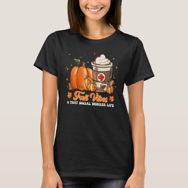 Camiseta Fall Vibes & That Social Worker Pumpkin Spice Than (Frente)