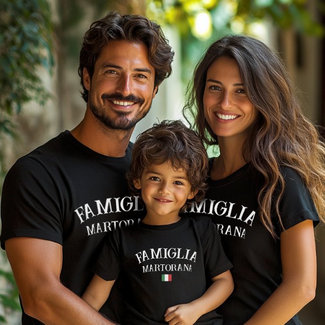 Camiseta Famiglia Italian Family Personalized Reunion Black (Custom Last Name Famglia Family T-shirts for the Italian Family Reunion)