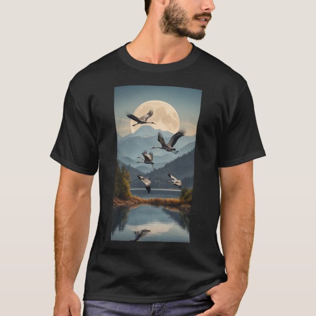 Camiseta Família de guindastes que sobrevoam um lago com mo (Frente)