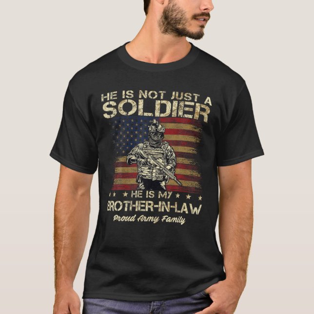 Camiseta Família Do Exército Ele Não É Apenas Um Soldado. E (Frente)