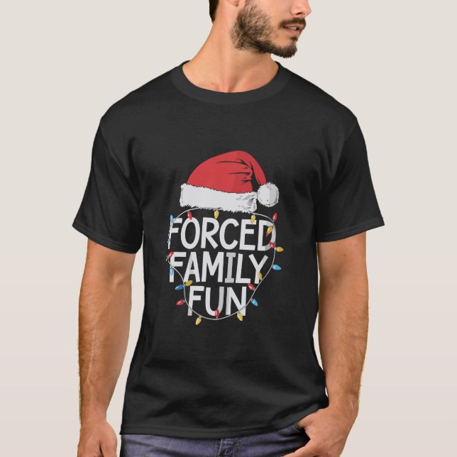 Camiseta Família Forçada Diversão Sarcástica de Natal Engra (Frente)