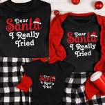 Camiseta Família Natal Personalizada Papais noeis Engraçado<br><div class="desc">Celebre a temporada de festas com um traço de humor e personalização com nossa Camisa de TV Personalizada Engraçada da Família de Natal. Esta camisa encantadora é a maneira perfeita de adicionar um toque de diversão festiva às reuniões da sua família. Personalize a camisa com seu nome de família ou...</div>