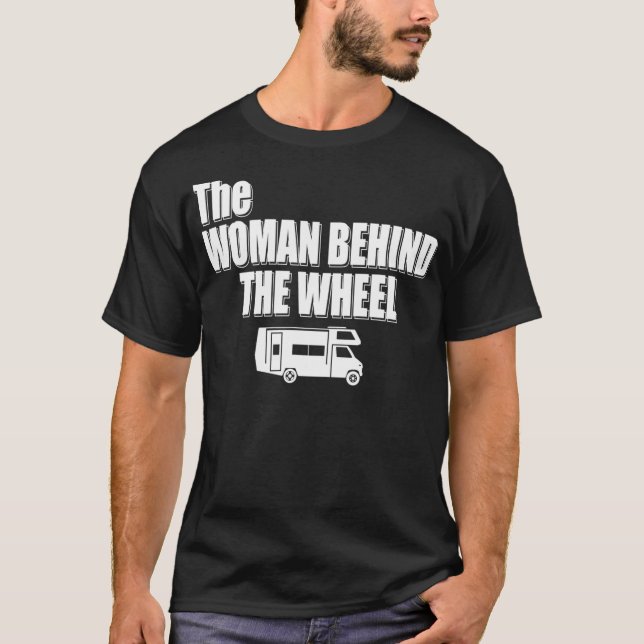 Camiseta Família RV Road Trip Esquadrão A Mulher Atrás Do W (Frente)