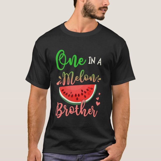 Camiseta Família Um Em Uma Matriz De Festas de aniversário  (Frente)