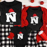 Camiseta Famílias Monogramas Personalizam Com Nome<br><div class="desc">levante o estilo de feriado da sua família com a nossa Família Monogrammed de Natal Personalize com o Nome T-Shirt. Estas camisas são mais do que um traje festivo; elas são um símbolo da identidade e unidade únicas da sua família durante o feriado. Personalize cada camisa com os nomes dos...</div>