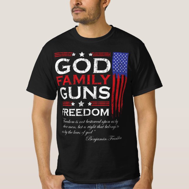 CAMISETA FAMILY GOD GUNS AND FREEDOM CHRISTIAN MAGA  TRUMP  (Frente)