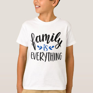 Camiseta "Family Is" Heart & Vine - Everything Sentiment