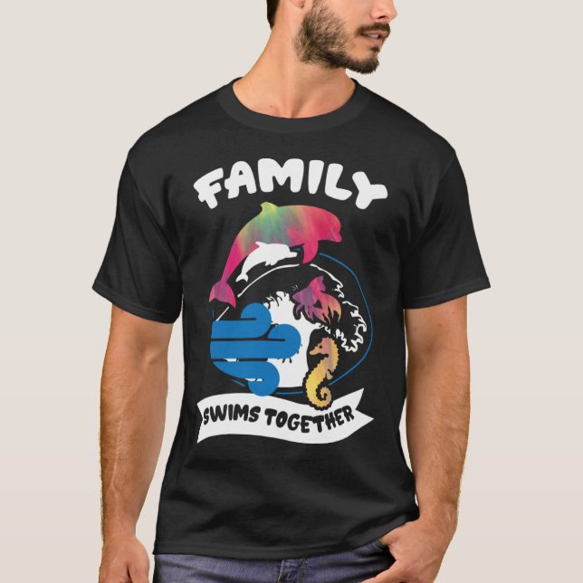 Camiseta Family Swims Together Tie Dye Dolphins Fish Seahor (Frente)