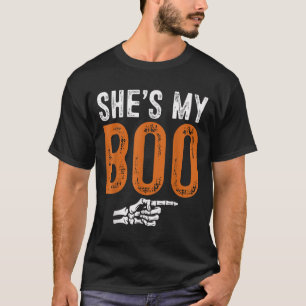 Camiseta Fantasias de Halloween Ela é Meu Boo Casal Combina