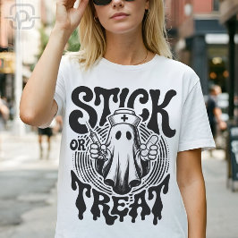 Camiseta Fantasma de Enfermeira Stick Or Treat, Enfermeira