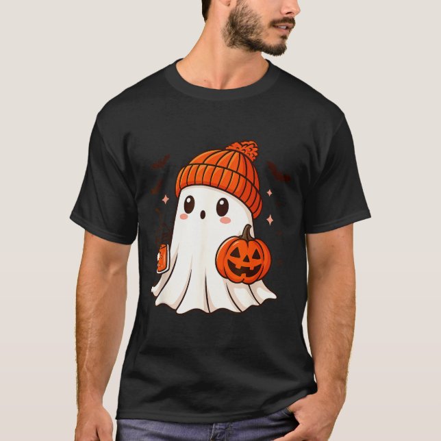 Camiseta Fantasma Fofo com Boné Segurando Café de Abóbora (Frente)