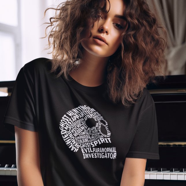 Camiseta Fantasma Negra Caçando Mulheres Paranormais (Criador carregado)