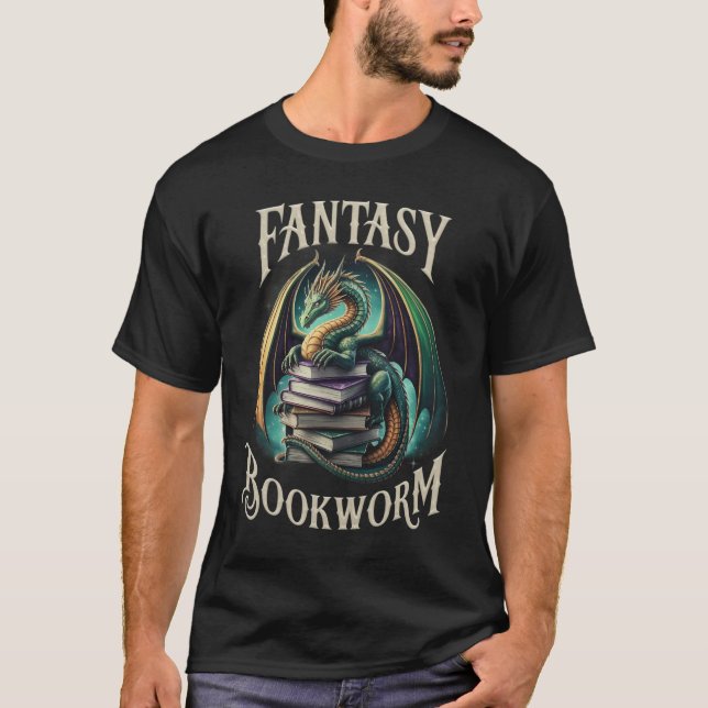 Camiseta Fantasy Bookworm - Ilustração de Dragões e Livros (Frente)