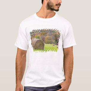 Camiseta Fardos de feno e folhagem de outono na fazenda,