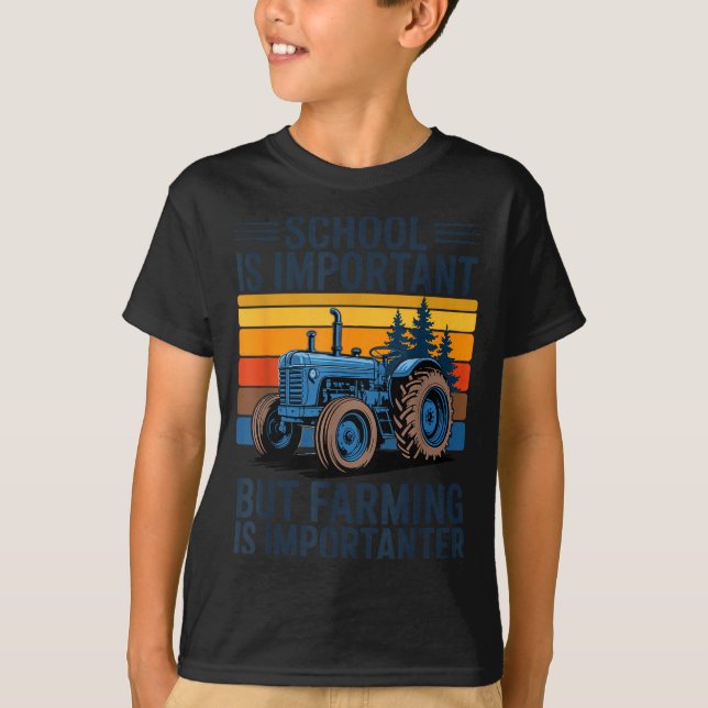 Camiseta Farm Shirt But Farming Is Imrtanter Farmer Tractor (Frente)