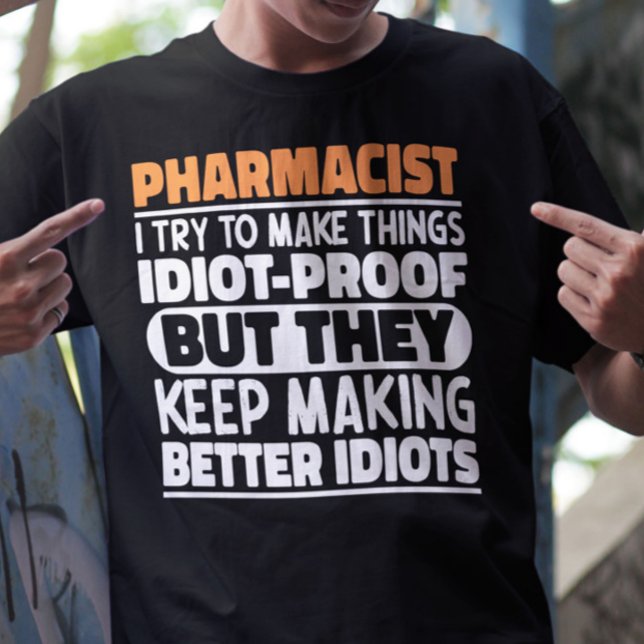 Camiseta Farmacêutico Eu Tento Fazer Coisas Engraçadas (Criador carregado)