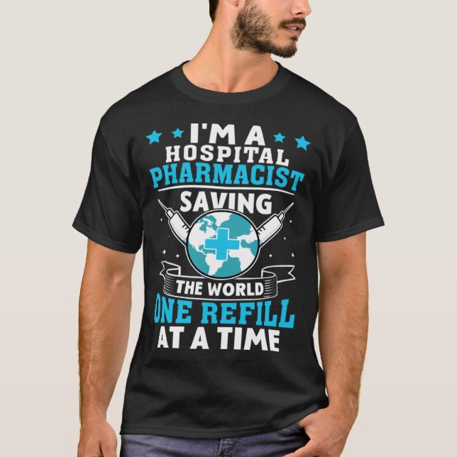 Camiseta Farmacêutico Hospitalar Salvando O Mundo Um Reabas (Frente)