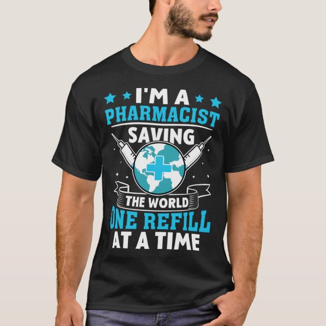 Camiseta Farmacêutico Salvando O Mundo Uma Recarga De Cada  (Frente)