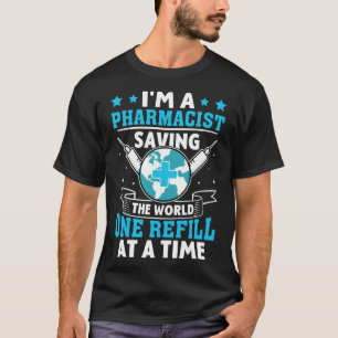 Camiseta Farmacêutico Salvando O Mundo Uma Recarga De Cada 