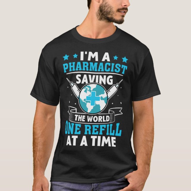 Camiseta Farmacêutico Salvando O Mundo Uma Recarga De Cada  (Frente)