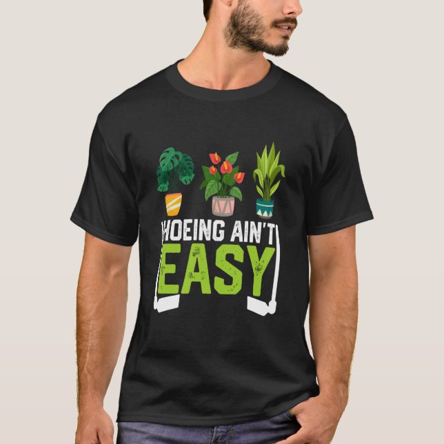 Camiseta Farmer Hoeing Ain't Easy Vegetable Plants Gardenin (Frente)