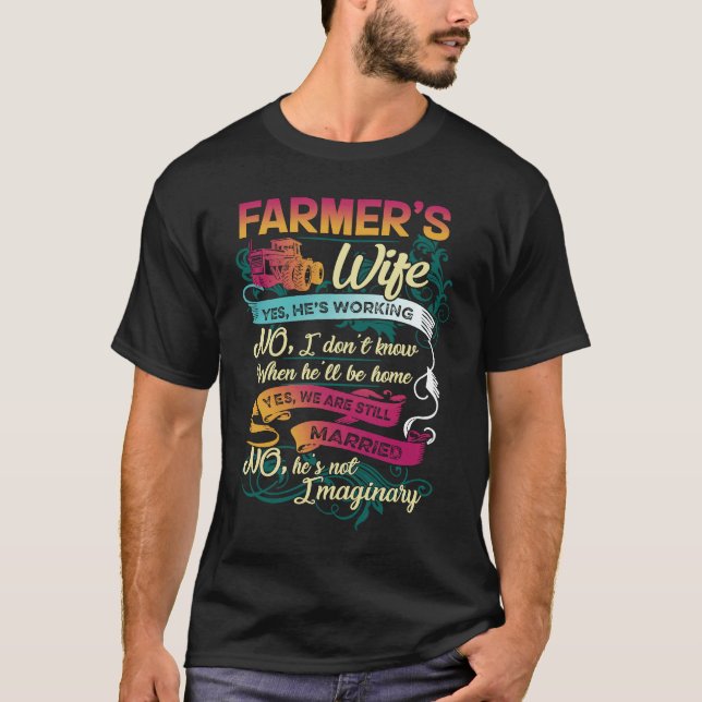 Camiseta Farmer's Wife Yes He's Working No I Don't Know Far (Frente)