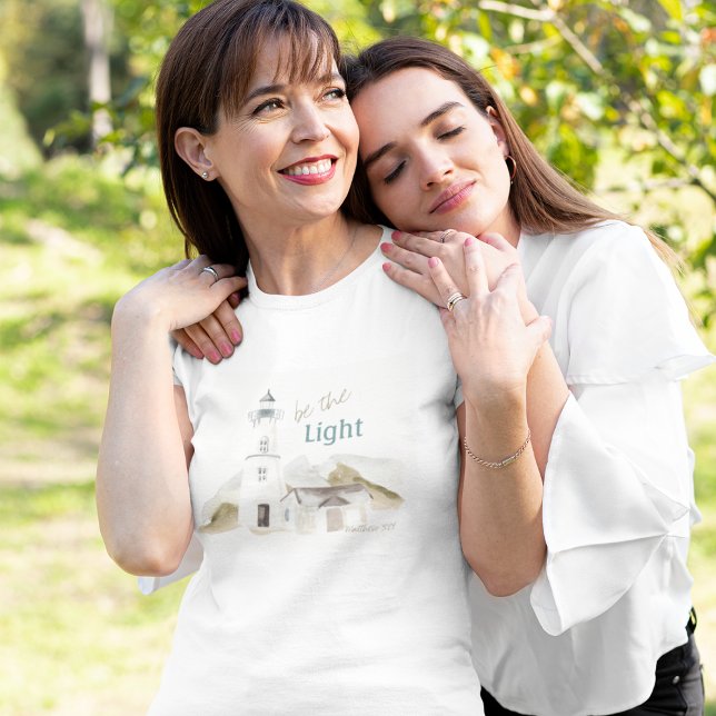 Camiseta Farol Cores de Água "Seja a Luz" Verso da Bíblia (Criador carregado)