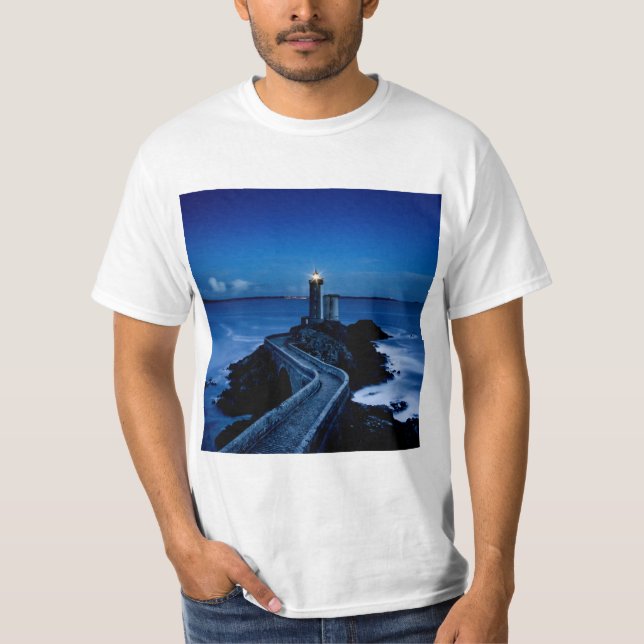 Camiseta Farol na parede do oceano à noite (Frente)