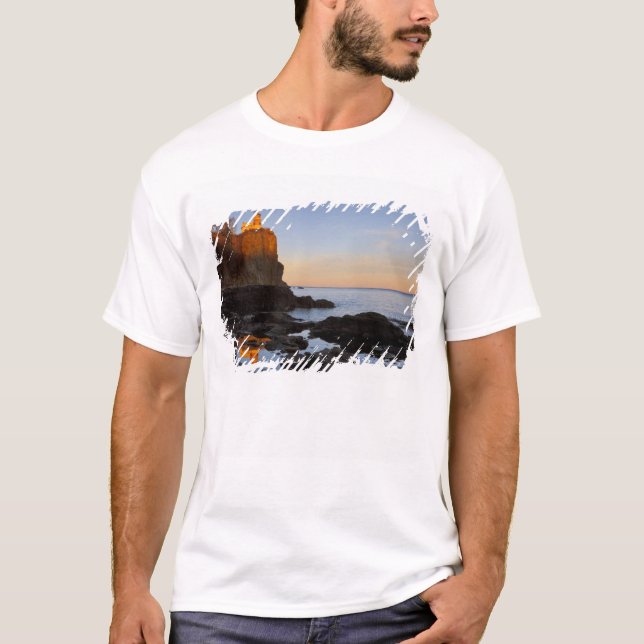 Camiseta Farol Split Rock ao pôr do sol perto de Two (Frente)