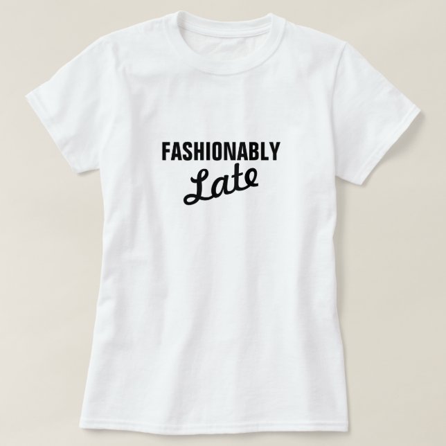 CAMISETA FASHIONABLY LATE (Frente do Design)
