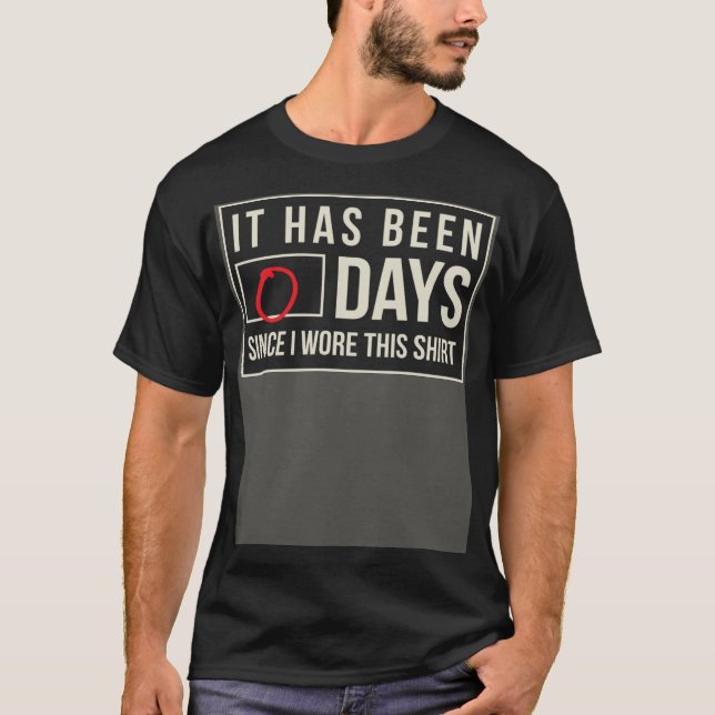 Camiseta Faz zero dias que eu vesti esse trabalho (Frente)