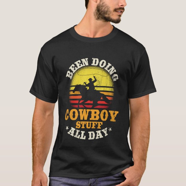 Camiseta Fazendo Coisas De Cowboy O Dia Inteiro Da Fazenda (Frente)
