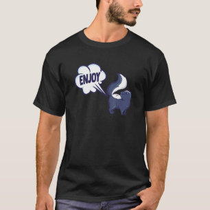 Camiseta Fazendo Costume Skunk para um Proprietário de Pet