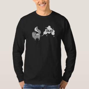Camiseta Fazendo Costume Skunk para um Proprietário de Pet