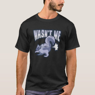 Camiseta Fazendo Costume Skunk para um Proprietário de Pet 