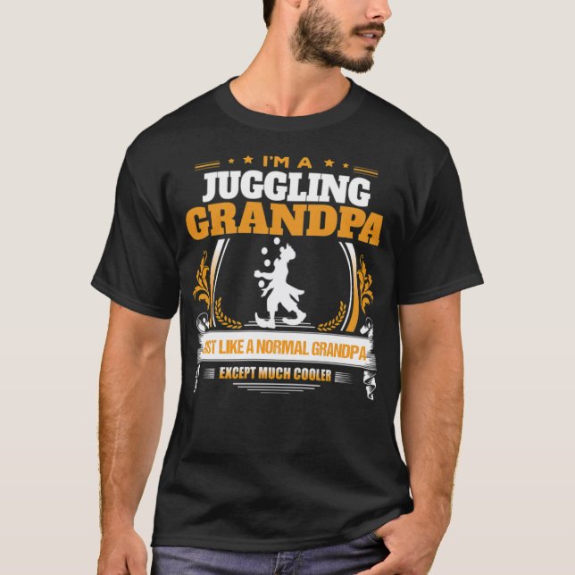 Camiseta Fazendo malabarismo com o vovô Presente com roupas (Frente)