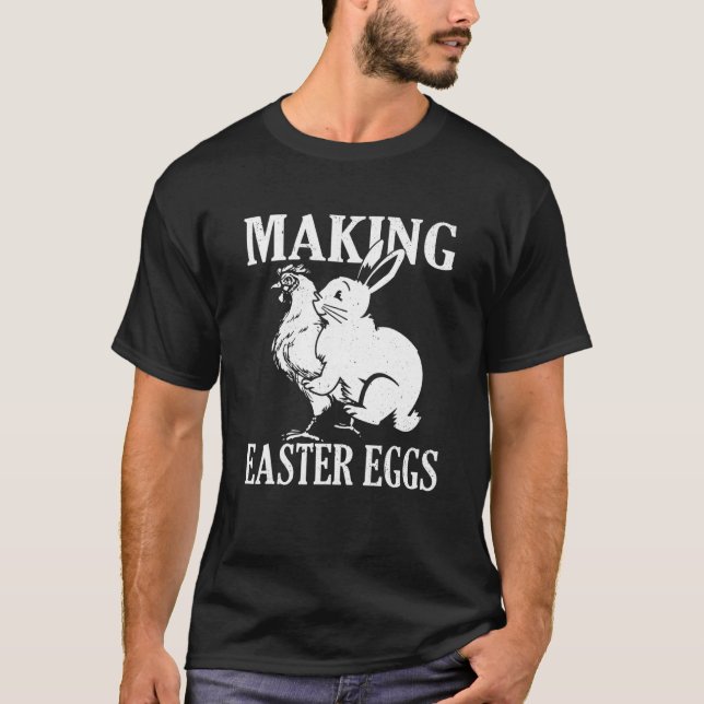 Camiseta Fazendo Ovos de Páscoa Coelhinho da Páscoa Malcria (Frente)
