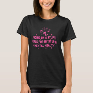 Camiseta Fazendo Uma Caminhada Idiota Para Minha Estúpida S