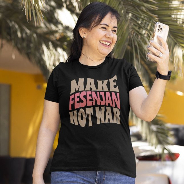 Camiseta Fazer Fesenjan Não Guerra Galinha Pomegranato Pers (Make Fesenjan Not War Persian Pomegranate Chicken T-Shirt)