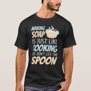 Camiseta Fazer Sabonetes É Como Cozinhar Mas Não Lame A C
