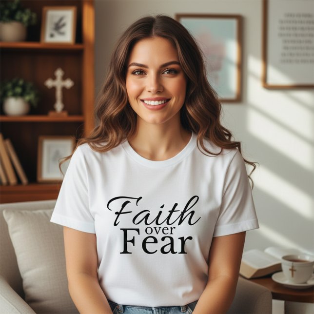Camiseta Fé a Na moda sobre o Medo Cristão (Bold and Stylish Faith Over Fear Christian T-Shirt)
