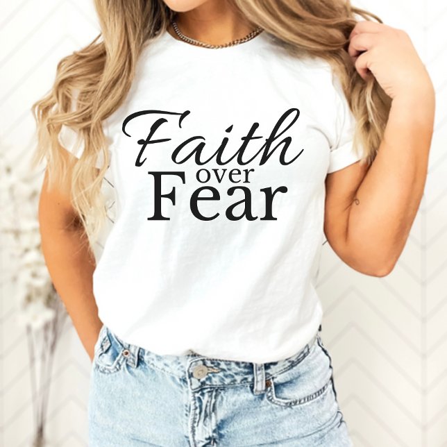 Camiseta Fé a Na moda sobre o Medo Cristão (Bold and Stylish Faith Over Fear Christian T-Shirt)